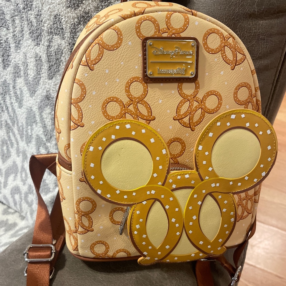 Lounge, fly, pretzel backpack